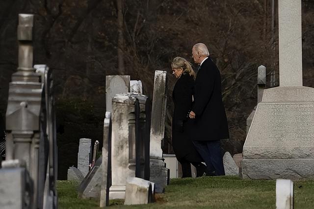 拜登的女儿，80岁拜登墓地伤怀妻子和小女儿车祸去世50年，大儿子也葬在这里